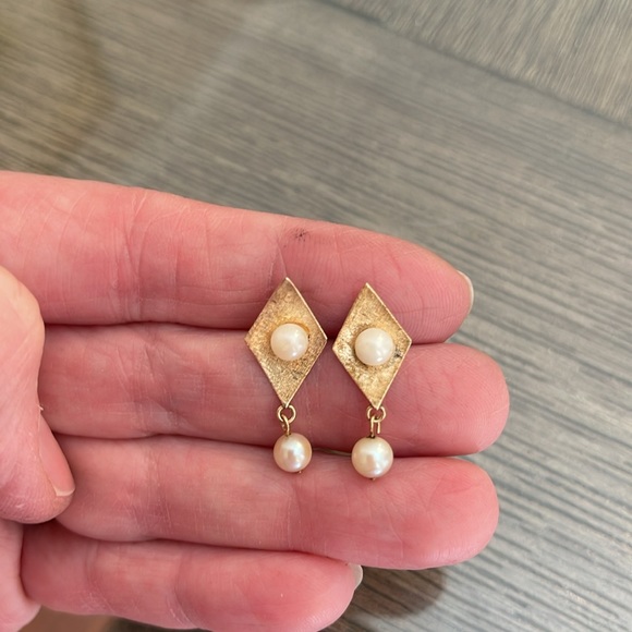 Vintage 14kt Gold Mid Century Modern Pearl Earrings - Picture 9 of 16